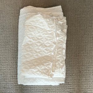 White coverlet with 2 king shams